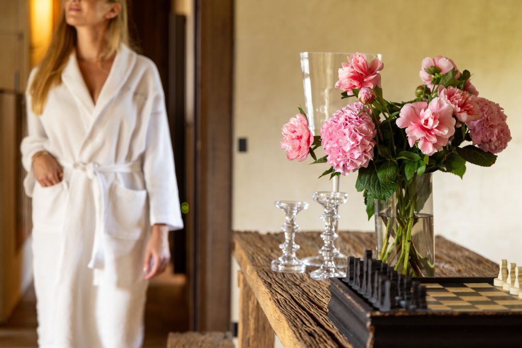 femme en peignoir au spa à Honfleur de la Ferme Saint Siméon